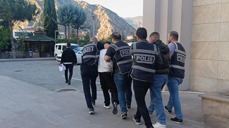 Takip edip bıçak çektikleri 2 kişinin 150 TLsini gasbettiler; 2 tutuklama