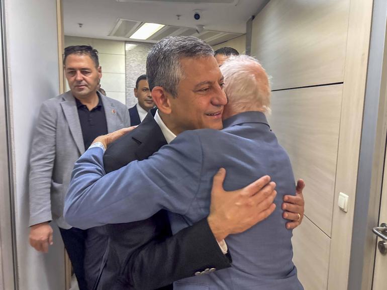 Özgür Özel İstanbul Adalet Sarayı önünde açıklama yaptı