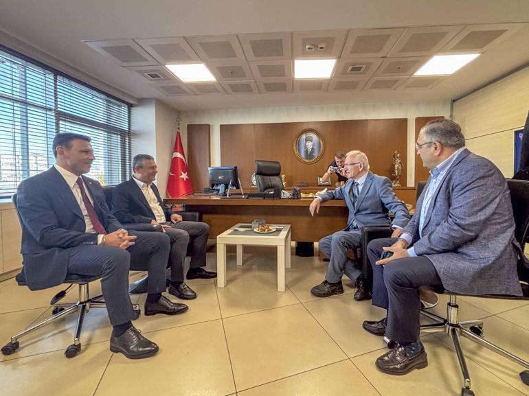 Özgür Özel İstanbul Adalet Sarayı önünde açıklama yaptı