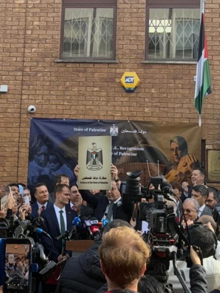 Londrada Filistin elçiliği açıldı