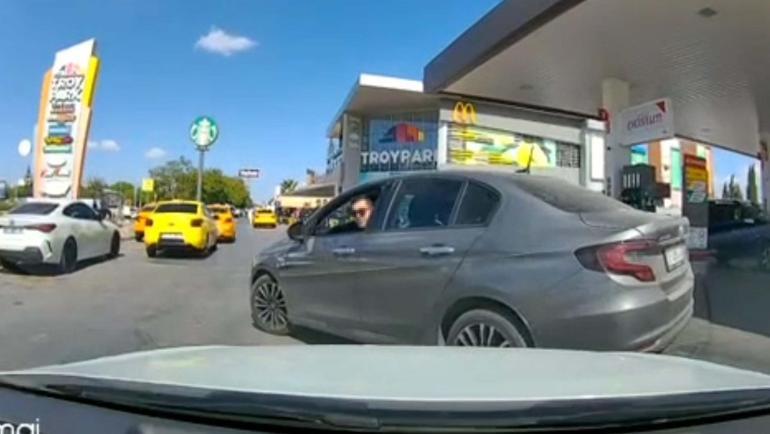 Trafikte tartıştığı sürücünün üzerine yürüdü; o anlar kamerada