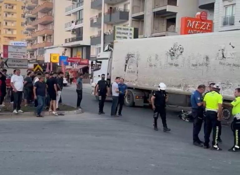 TIR ile motosiklet çarpıştı: 1 ölü, 1 yaralı
