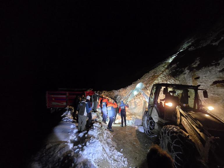 Yaylada 6 aracın üzerine çığ düştü; mahsur kalan 15 kişi kurtarıldı