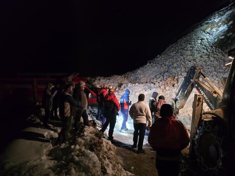 Yaylada 6 aracın üzerine çığ düştü; mahsur kalan 15 kişi kurtarıldı
