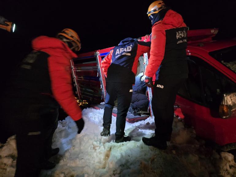 Yaylada 6 aracın üzerine çığ düştü; mahsur kalan 15 kişi kurtarıldı