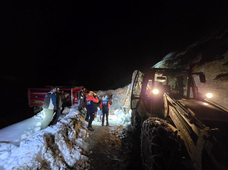 Yaylada 6 aracın üzerine çığ düştü; mahsur kalan 15 kişi kurtarıldı