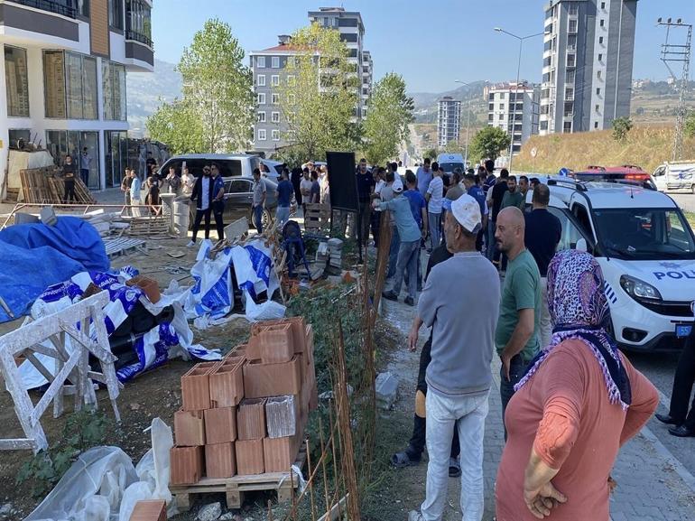 Sıva yaparken altındaki kalas kırıldı, asansör boşluğuna düşüp öldü