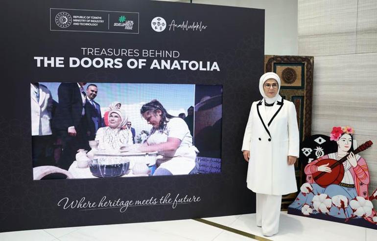 Emine Erdoğan, Türkevinin yakınına kurulan simit standını ziyaret etti