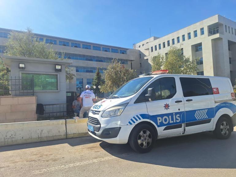 Yol verme tartışmasında taksiciyi takip edip, sopayla darbettiler