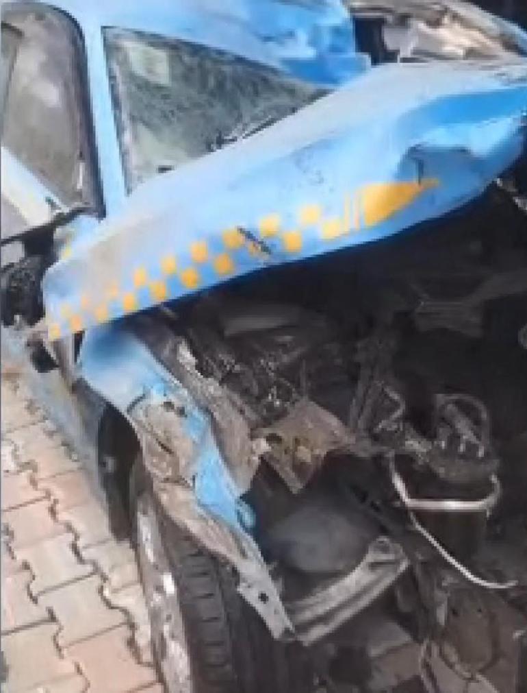 Eyüpsultanda hafriyat kamyonu taksinin üzerine devrildi; taksici hayatını kaybetti