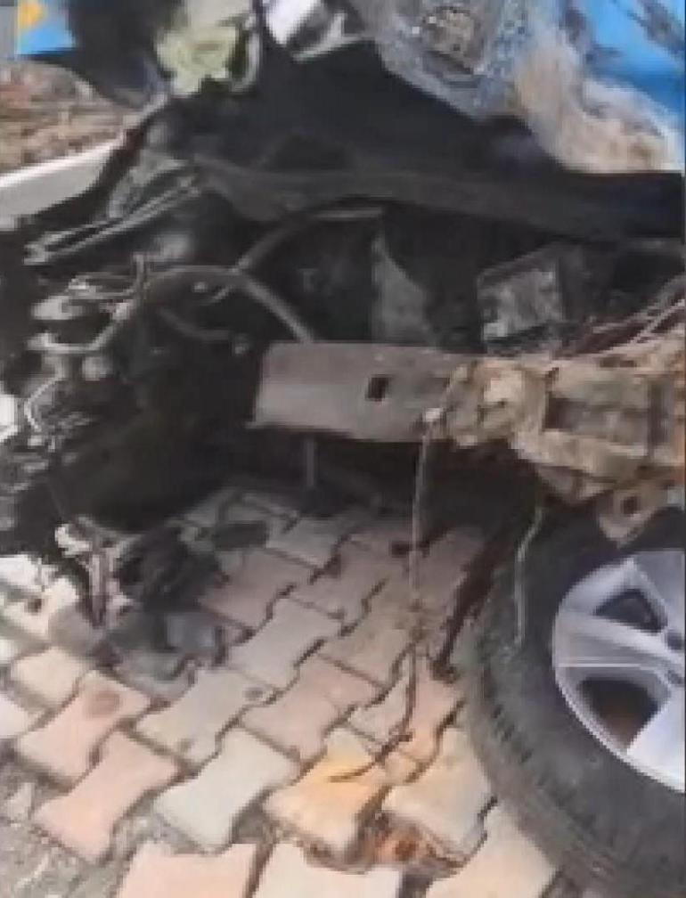 Eyüpsultanda hafriyat kamyonu taksinin üzerine devrildi; taksici hayatını kaybetti