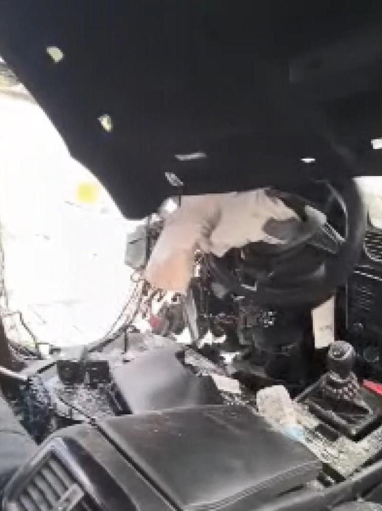 Eyüpsultanda hafriyat kamyonu taksinin üzerine devrildi; taksici hayatını kaybetti