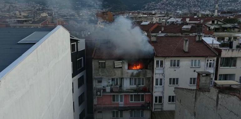 Yanan daireden alt komşusu kurtardı; yangın dronla görüntüledi