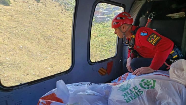 Afet sonrası kara yoluyla ulaşım sağlanamayan yaylalarda mahsur kalanlara askeri helikopterle yardım