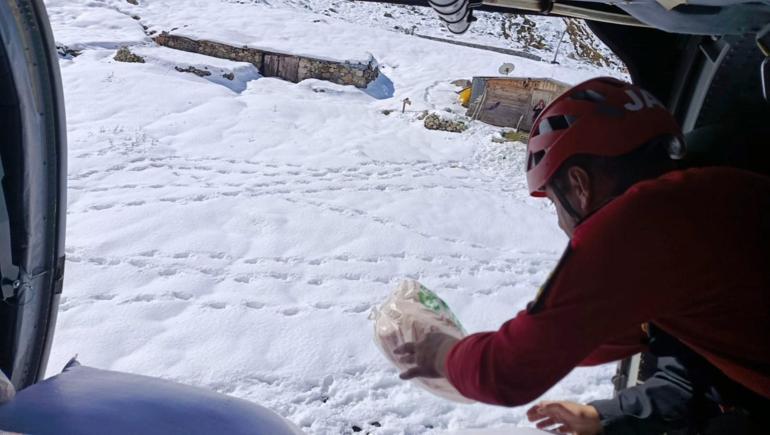 Afet sonrası kara yoluyla ulaşım sağlanamayan yaylalarda mahsur kalanlara askeri helikopterle yardım