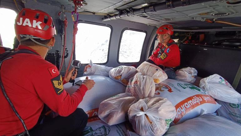 Afet sonrası kara yoluyla ulaşım sağlanamayan yaylalarda mahsur kalanlara askeri helikopterle yardım