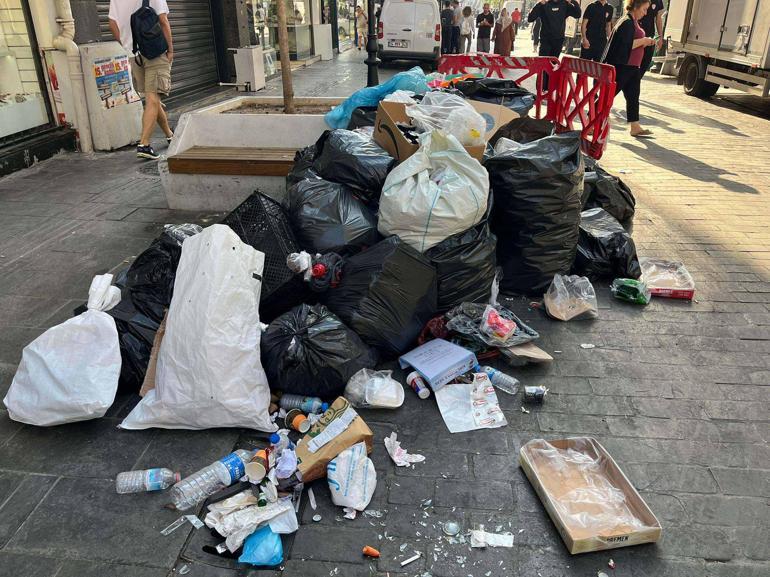 Karşıyakada işçiler yeniden eyleme başladı; oluşan çöp yığınları tepkiye neden oldu