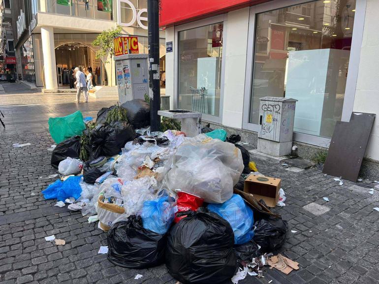 Karşıyakada işçiler yeniden eyleme başladı; oluşan çöp yığınları tepkiye neden oldu