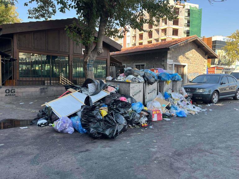 Karşıyakada işçiler yeniden eyleme başladı; oluşan çöp yığınları tepkiye neden oldu
