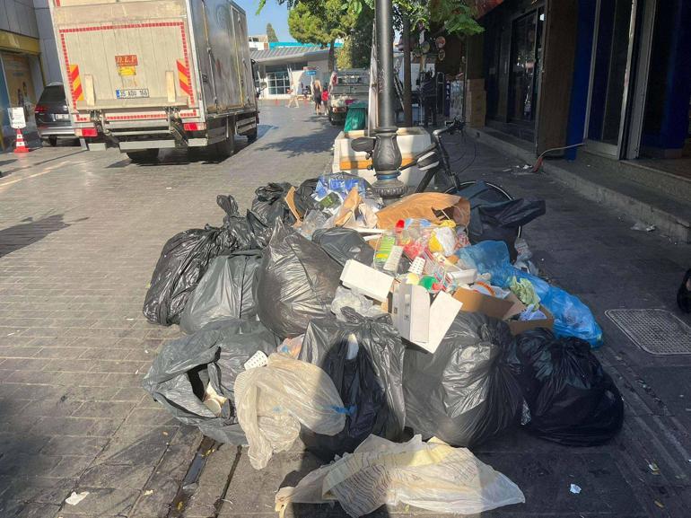 Karşıyakada işçiler yeniden eyleme başladı; oluşan çöp yığınları tepkiye neden oldu