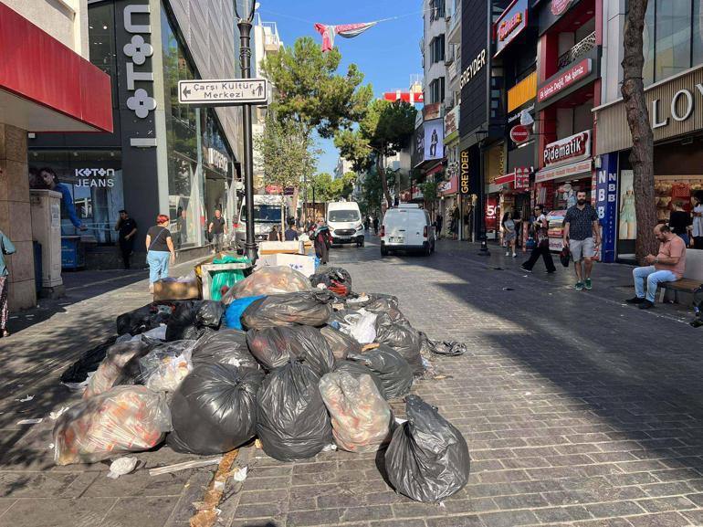 Karşıyakada işçiler yeniden eyleme başladı; oluşan çöp yığınları tepkiye neden oldu