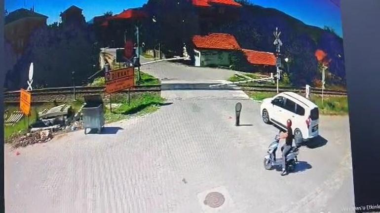 Motosiklet, trene çarptı; kaza kamerada