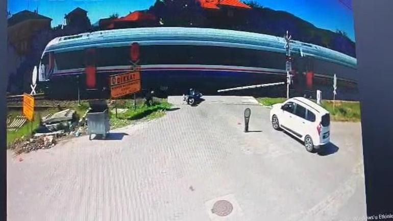 Motosiklet, trene çarptı; kaza kamerada