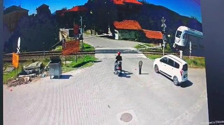 Motosiklet, trene çarptı; kaza kamerada