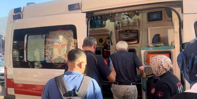 Peronda öğrencilerin şakalaşırken raylara düşürdüğü yolcu, son anda ölümden döndü