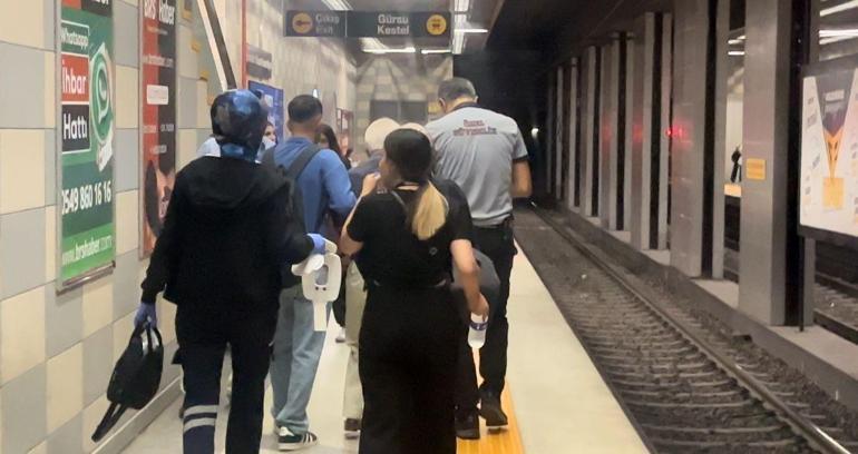 Peronda öğrencilerin şakalaşırken raylara düşürdüğü yolcu, son anda ölümden döndü