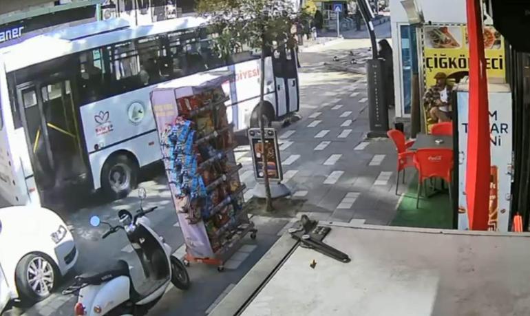 Halk otobüsü çalışanları, ayağını ezdikleri köpeği bulup mama verdi