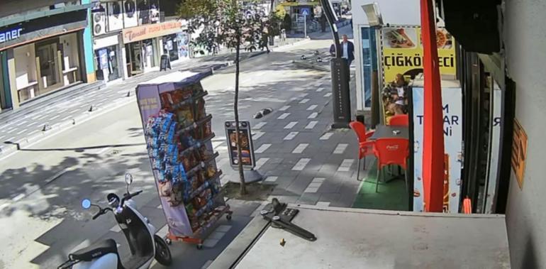 Halk otobüsü çalışanları, ayağını ezdikleri köpeği bulup mama verdi