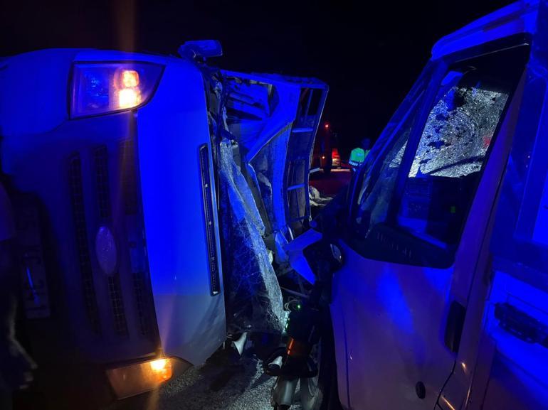 Diyarbakır’da kamyonetler çarpıştı: 2 ölü, 1 yaralı