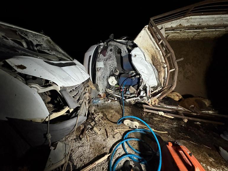 Diyarbakır’da kamyonetler çarpıştı: 2 ölü, 1 yaralı