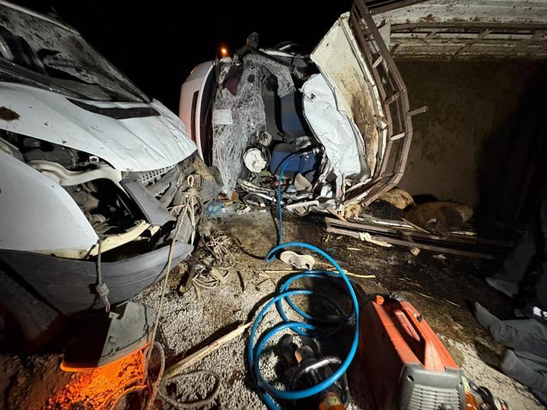 Diyarbakır’da kamyonetler çarpıştı: 2 ölü, 1 yaralı