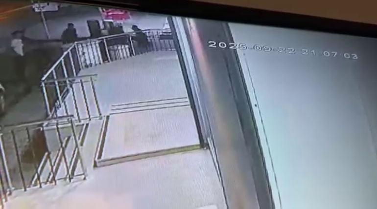 Sosyal medyada tartıştıkları kişiyi 10 bıçak darbesiyle yaraladılar