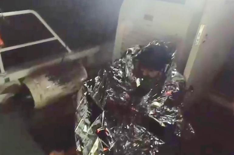 Teknesi alabora olan balıkçıyı Sahil Güvenlik ekibi kurtardı