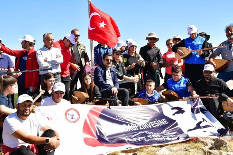 Neşet Ertaş, Kırşehirdeki mezarı başında anıldı