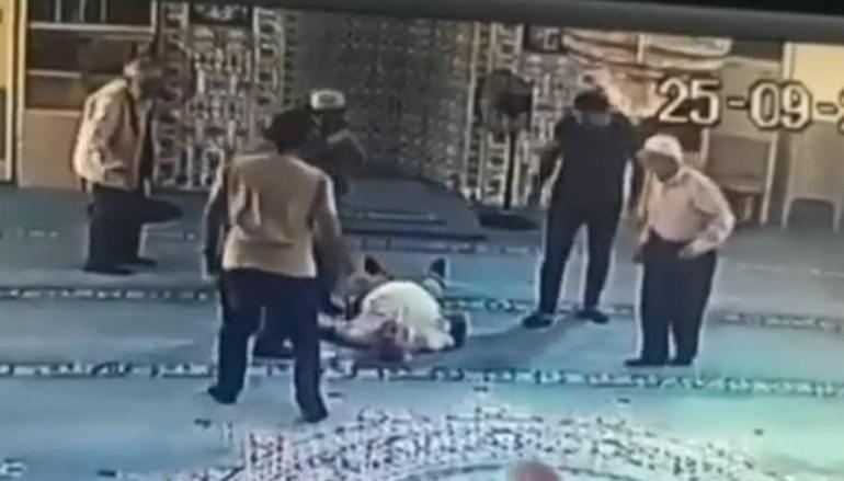 Namaz sonrası fenalaştığı o anlar kamerada