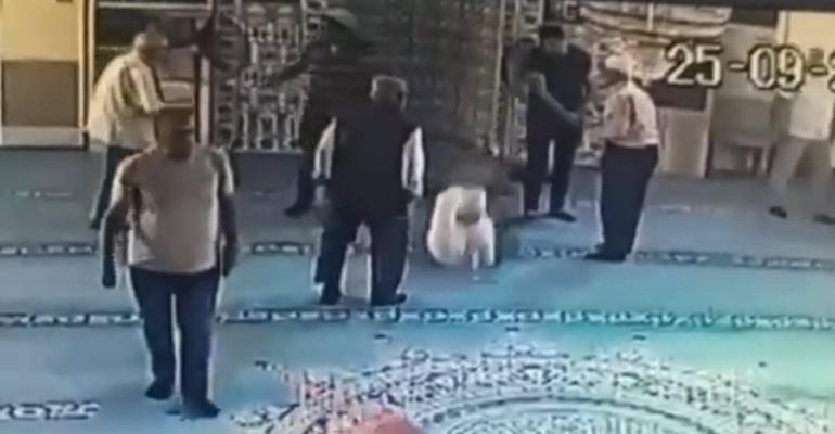 Namaz sonrası fenalaştığı o anlar kamerada