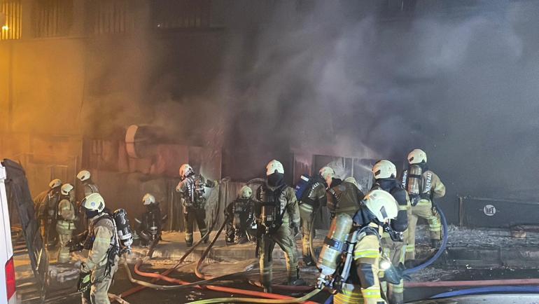 Kağıthanede matbaa deposunda yangın