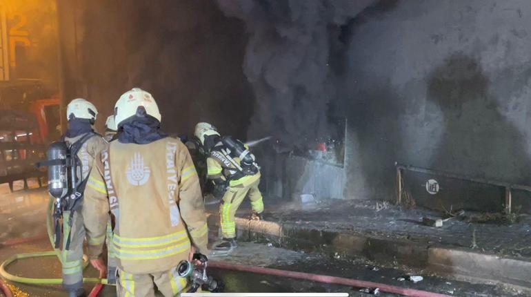 Kağıthanede matbaa deposunda yangın