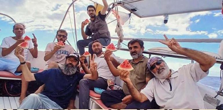 Arızalanan Sumud teknesindeki aktivistlere Türk Donanması yardımcı oldu