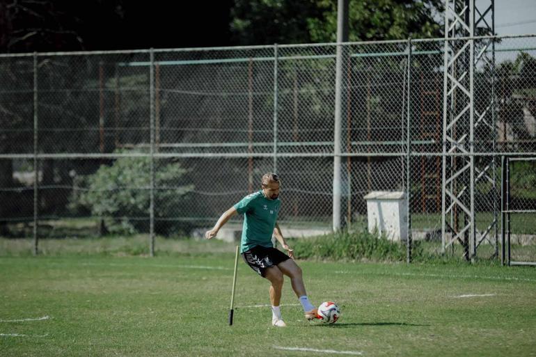 Sakaryaspor’da Caner Erkin ve Burak Altıparmak kadro dışı bırakıldı