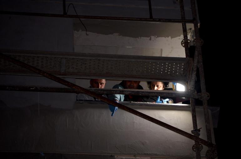 Erzurum’da 7’nci kattan düşen inşaat işçisi öldü; o anlar kamerada