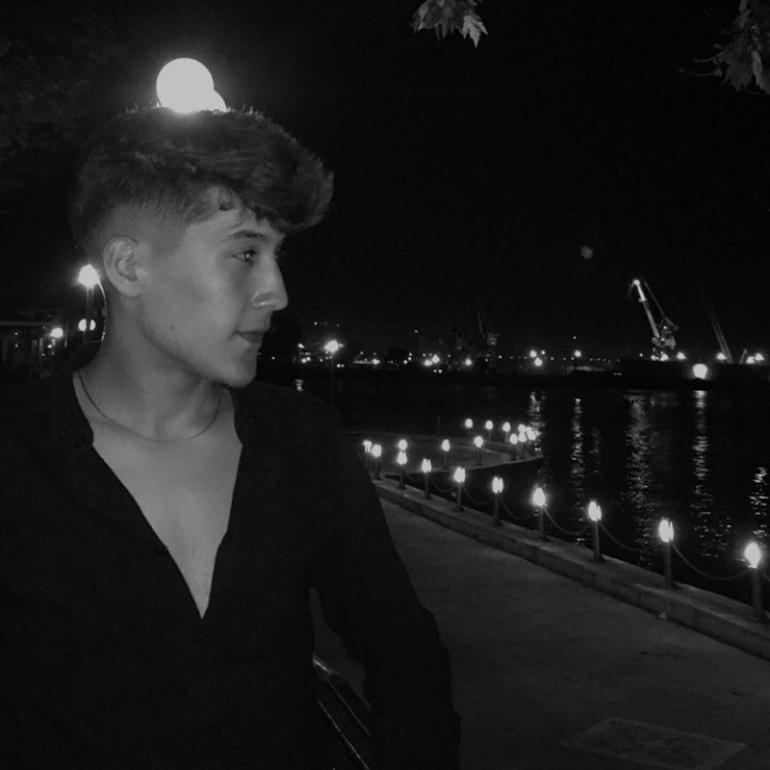 Otomobil, üst geçidin ayağına çarptı: 2 ölü