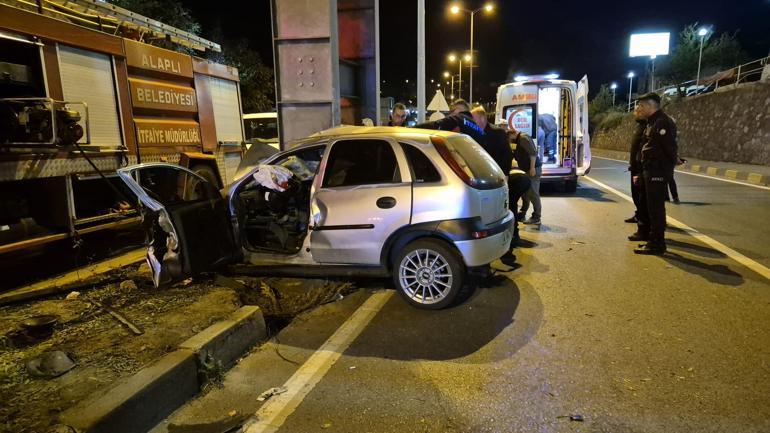 Otomobil, üst geçidin ayağına çarptı: 2 ölü