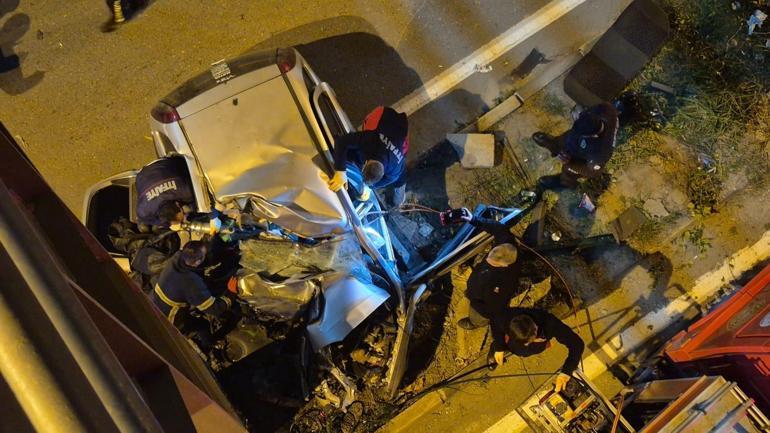 Otomobil, üst geçidin ayağına çarptı: 2 ölü