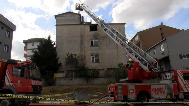 Sultanbeylide kentsel dönüşüm için boşaltılan binanın çatısı alev alev yandı