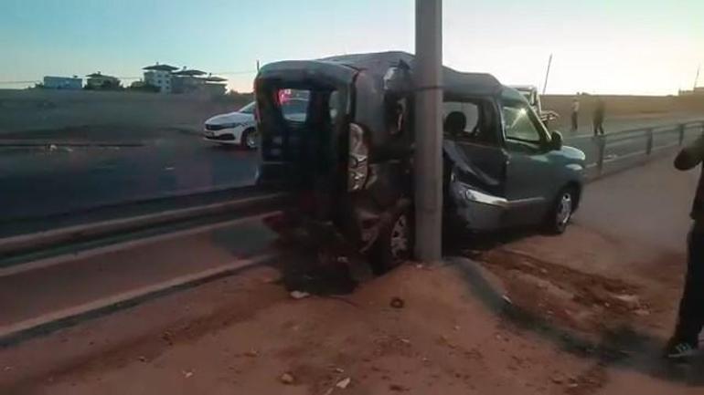 Otomobil ile çarpışan hafif ticari araç, bariyerlere saplandı; 1 yaralı